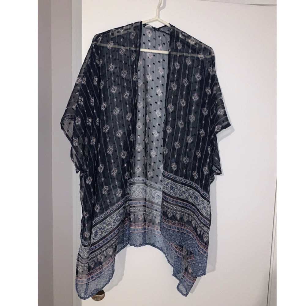 Pretty, light weight wrap. Perfect for summer!